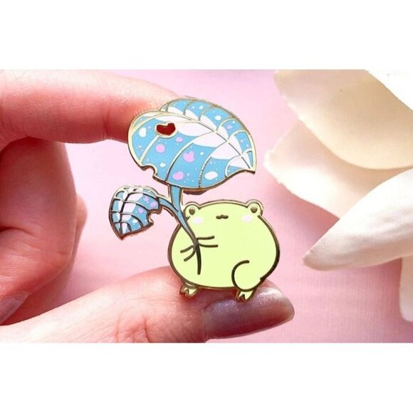 Gogo the‎ Frog Leaf Umbrella Enamel Pin - Gold Plated Brooch & Jewelry - Picture 3 of 9